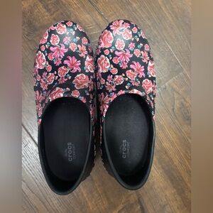 CROCS- DUAL COMFORT CLOGS/ WOMENS 8- PINK FLORAL